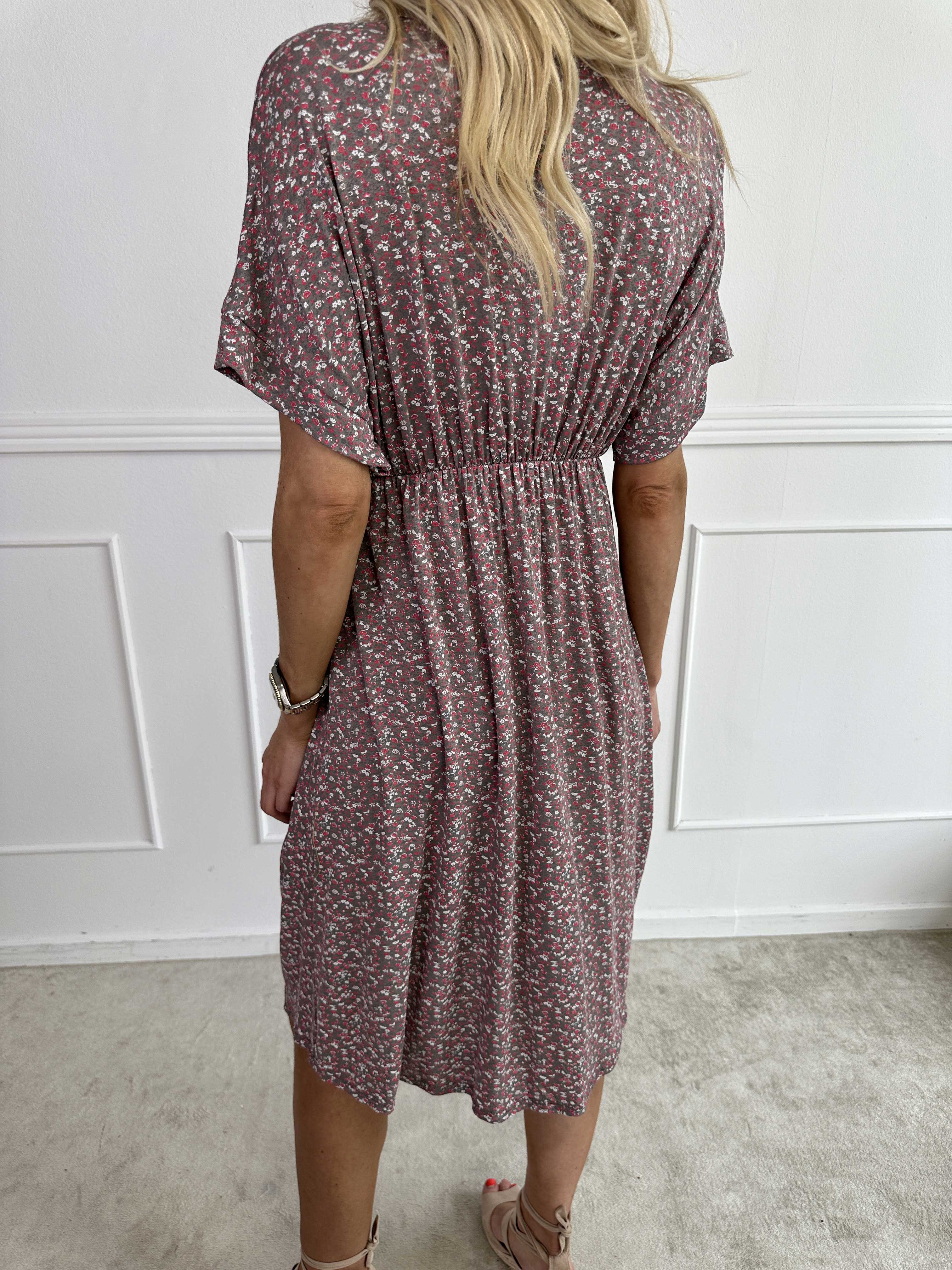 Maryam - Sød kjole i blød viskose med blomsterprint